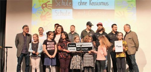 Bei der Titelverleihung „Schule ohne Rassismus“ im Mareissal, links Netzwerk-Vertreter Michael Schneider-Velho, rechts Bürgermeister Peter Kloo und im Hintergrund die Cracks der Starbulls Rosenheim.Fotos Riediger