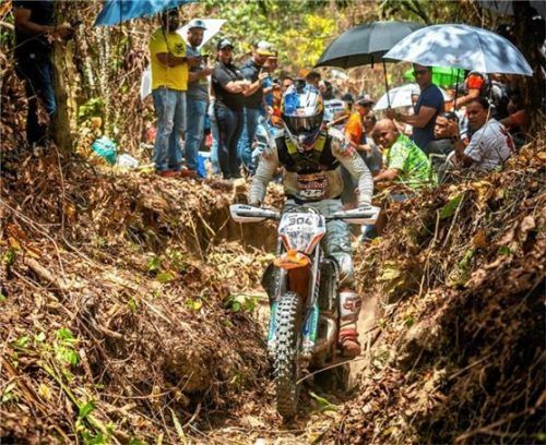 Beim Dschungel-Race fuhr Manuel Lettenbichler durch ein Spalier begeisterter Zuschauer. Fotos  GORODNYAKOVA