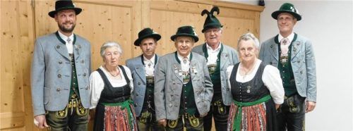 Besondere Ehrung für Manfred Halder (Mitte). Die beiden Vereinsvorsitzenden, die Ehrenmitgliedern Rosi Sumser, Anni Beck, Hans Seidl sowie Jürgen Halder (Dritter von links) gratulierten.Foto  re