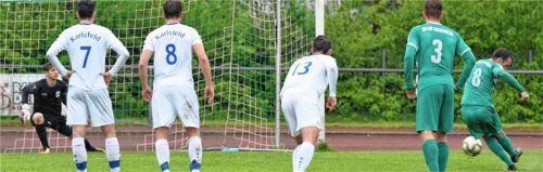 Bitter für den SB Rosenheim: Kapitän Christoph Börtschök scheitert mit diesem Elfmeter beim Stand von 0:0 an Karlsfelds Keeper. Fotos  Ziegler