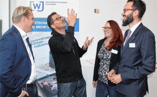 Blick in die Sterne: Frank M. Salzgeber, Leiter der Abteilung Technologie-Transfer und Innovationsmanagement bei der ESA (Mitte), umringt von Unternehmertag-Projektleiter Alexander Schungl (links), der stellvertretenden Kreissprecherin der Wirtschaftsjunioren, Monika Eisermann, sowie Dominik Mertl vom Organisatorenteam. Foto wunsam