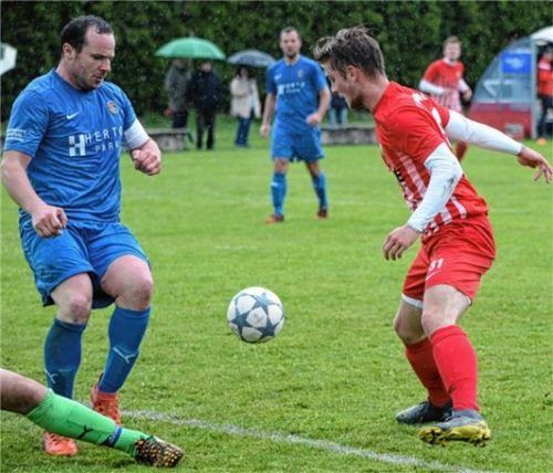 Bruckmühls Alexander Mayer (rechts) unmittelbar vor dem Tor zum 3:1. Links Kolbermoors Jablonski.Foto Ruprecht