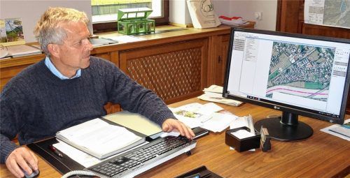 Bürgermeister Hajo Gruber sieht die Planungen der ASFINAG ein. „Wir lassen uns das nicht bieten!“Foto hoffmann