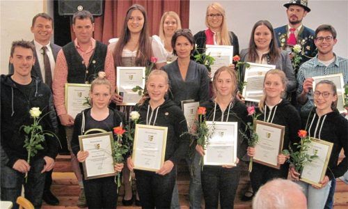 Bürgermeister Sepp Huber (links hinten) ehrte starke Sportler und die Trainerin der Geräteturnmeisterinnen, Ute Geber (Mitte).Foto Graichen