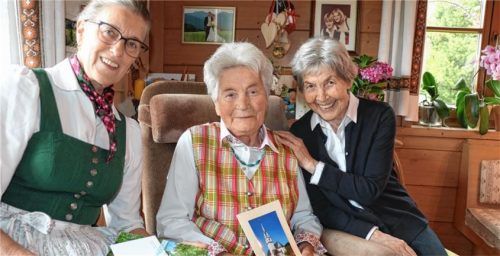 Bürgermeisterin Marianne Steindlmüller (links) und Resi Hilger vom Frasdorfer Pfarrgemeinderat (rechts) gratulieren Minna Malterer zum 90. Geburtstag.Foto Rehberg