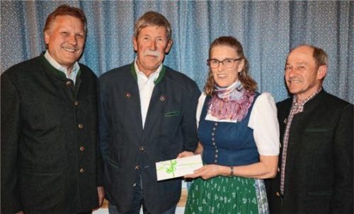 Bürgermeisterin Marianne Steindlmüller bedankt sich zusammen mit ihren beiden Stellvertretern Sepp Hollinger (links) und Peter Freund (rechts) beim scheidenden Behindertenbeauftragten Ludwig Meier. Foto Rehberg