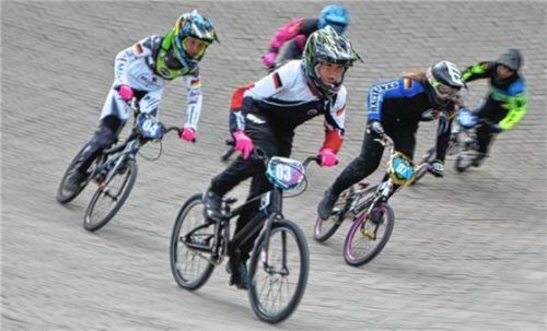 Celina Brunn (vorne) wurde beim Bundesliga-Lauf in Hamburg Dritte in der Gruppe „Girls 13-14“.Foto Rohrmüller
