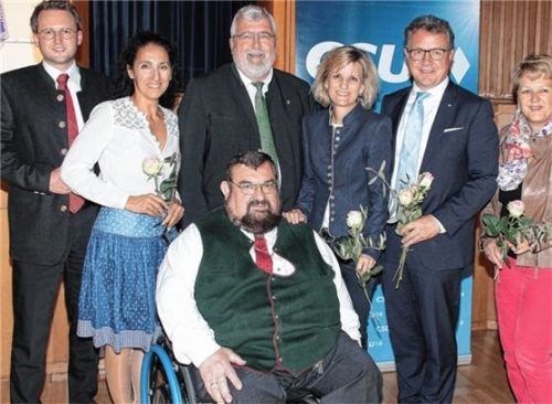 CSU-Kreisvorsitzender Klaus Stöttner (Zweiter von rechts) mit seinem Führungsteam: Stephan Schlier, Christine Domek-Rußwurm, Sebastian Friesinger, Daniela Ludwig, Sabine Balletshofer (von links) und Hans Loy (im Rollstuhl). Josef Neiderhell fehlt auf dem Foto.Foto Reisner