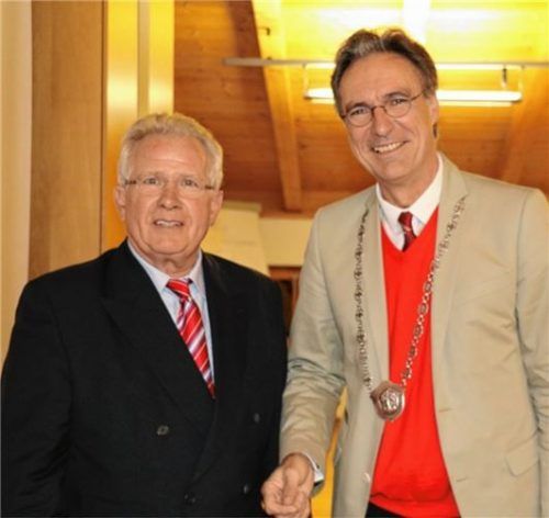Da war die Welt noch in Ordnung: Werner Runte (links) und Peter Solnar bei Runtes Vereidigung im Oktober 2015. Foto  Rehberg