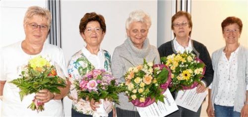 Dank für langjährige Treue und Engagement (von links): das scheidende Vorstandsmitglied Resi Oberpaul, die ehemalige Vorsitzende Regina Wimmer sowie Marianne Hechfellner und Edeltraud Weber mit der neuen Vorsitzenden Christa Söllner.Foto  Bachmaier