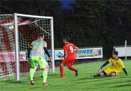 Das 5:1 für Bruckmühl im Derby gegen Bad Aibling: Für den Meister traf Charly Kunze (Nummer 9). Fotos  Ruprecht