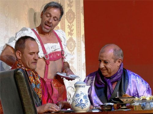 Das alternde Schwulenpaar (von links: Hermann Hager und Hans Anker), umsorgt von dem Hausboy (Christian Swoboda), muss bald so tun, als sei es nicht schwul. Foto janka
