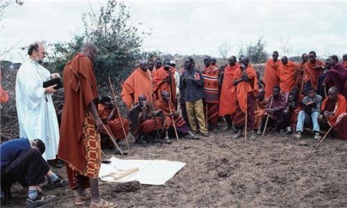Das Bild zeigt Pfarrer Friedrich in seiner zweiten Heimat in Zentral-Tansania, wo er Evangelisten ausbildet, die Gemeinden betreuen.Foto RE