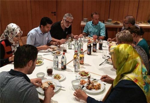 Das gemeinsame Fastenbrechen im Dialog der Muslime und Christen hat in Waldkraiburg im islamischen Fastenmonat Ramadan schon Tradition. Auch Vertreter der Stadt und der Kirchen waren wiederholt dabei, wie auch dieses Archivfoto beweist. Zuletzt gab es die Veranstaltung in Mühldorf. Fotos  Kreisjugendring/Archiv