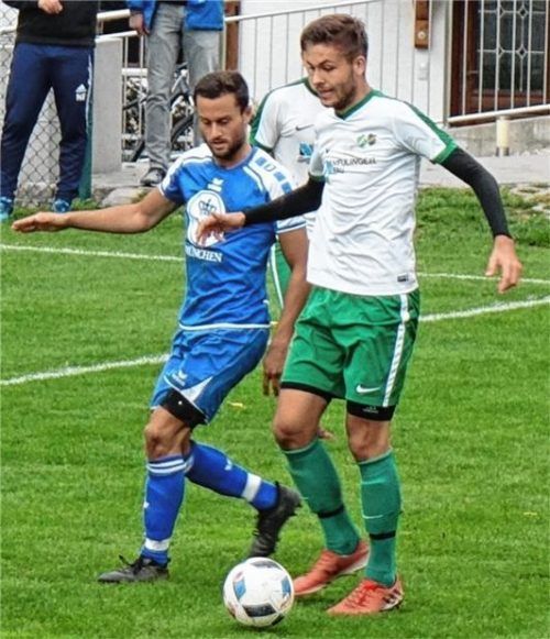 Das Hinspiel endete unentschieden: Bad Endorfs Julian Mayer (links) und SG-Stürmer Uli Hubl.Foto Wimmer