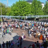 Musiker lassen Maibaum hochleben