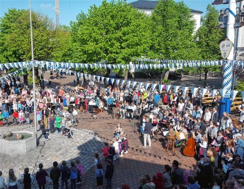Rückblick: Das bislang letzte Maibaumfest im Herzen der Stadt fand 2019 statt. Foto re/Archiv