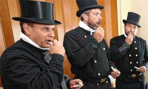 Das muss ja gut gehen: drei menschliche Glücksbringer bei der Typisierung.Foto dpa