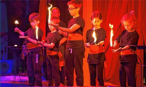Das Spiel mit dem Feuer ist nicht ganz ungefährlich. Aber wer weiß, wie es geht, kann das Element für sich beherrschen. Dieses Wissen wurde den Nußdorfer Grundschülern durch die Artisten des Zirkus Zappzarap vermittelt, sodass sich die Kinder hoch konzentriert an diese „brenzlige“ Vorführung heranwagen konnten.