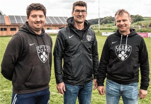 Das Trainerduo Michael Ostermaier (Mitte) und Elvis Nurikic (links) kümmern sich zusammen mit dem Sportlichen Leiter Robert Göschl auch in der Spielzeit 2019/20 um die sportlichen Belange der SG.