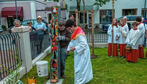 Dass die Stele neben einen jungen Baum gestellt wurde, ist wohl nicht ohne Symbolik: Nach den Worten der Schirmherrin des Kolbermoorer KFD-Jubiläumsjahres, Daniela Ludwig, ist es für die Zukunft der Kirche wesentlich, dass die Gemeinschaft engagierter Frauen weiterwächst und gedeiht.Fotos Thomae