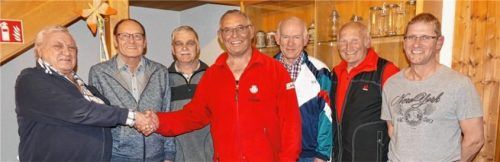 Dem Siegerteam des „Maurer-Vereins Kraiburg“ mit Reinhard Karl (ab Dritter von links), Peter Christan, Rupert Mitterberger und Josef Kiermaier gratulierten KSRV-Vorstand Peter Esterer (links) und Turnierleiter Gerhard Unterforsthuber (rechts) sowie der langjährige Turnier-Unterstützer Franz Stenger (Zweiter von links).Foto  bachmaier