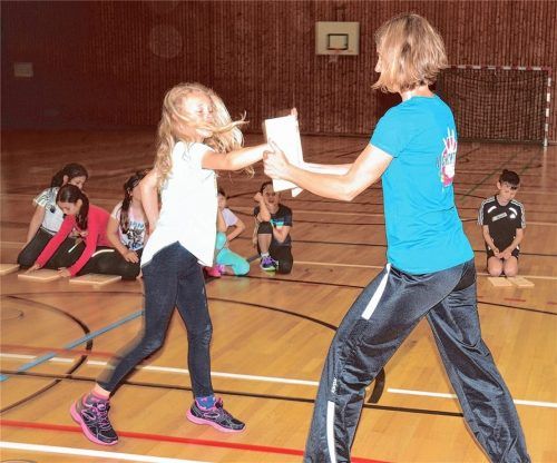 Den geraden Schlag nach vorne mit Blickkontakt zum Angreifer übten die Schüler beim Durchschlagen eines Holzbrettes.