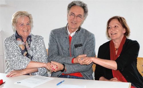 Der Aschauer Bürgermeister Peter Solnar reicht den beiden neu gewählten Vorsitzenden des Museumsvereins, Cäcilie von Feilitzsch-Rauch (rechts) und Brigitte Peters (links), symbolisch die Hände. Foto Rehberg