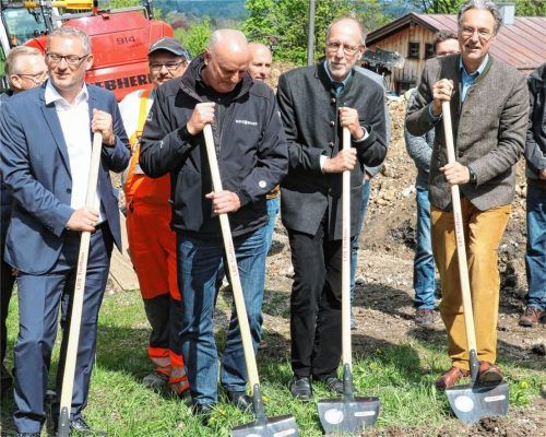 Der Aschauer Bürgermeister Peter Solnar (rechts) mit den Verantwortlichen für den Bau der Ver- und Entsorgung an der Kampenwand (von links): Gazmend Kryeziu vom Bayernwerk, Anton Scheck vom Planungsbüro Dippold und Gerold Paul Geisenhofer, Leiter des Wasserwirtschaftsamtes Rosenheim. Foto Rehberg