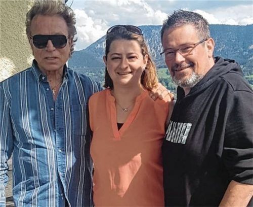 Der „Dengler Cheese und sein Pap“ waren unter anderem Thema bei der Begegnung von Magier Siegfried Fischbacher (links) und Stadionsprecher Stefan Dupski (mit Partnerin Stefanie Seider).Foto  re