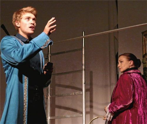 Der junge Mortimer (Elias Andrich) liebt Maria (Constanze Baruschke) und will sie retten.