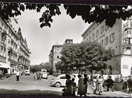 Der Lauf der Zeit: Vor 25 Jahren erhielt der Hausbesitzer des „König-Otto-Ecks“ keine Genehmigung für eine Gaststätte im angebauten Flachbau. Der Stadt wäre ein Biergarten lieber gewesen, wie er bis 1963 existierte. Dann wich der Biergarten des Hotels König Otto dem Tengelmann-Supermarkt, heute Butlers. Das Foto dürfte vor 1956 entstanden sein. Bis dahin regelte ein Polizist den Verkehr. 1956 bekam Rosenheim an dieser Stelle die erste Ampel.Foto Stadtarchiv