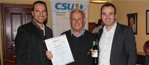 Der neue Ortsvorsitzende Florian Gerthner (rechts) und Vorgänger Martin Fritz (links) gratulieren Konrad Paul zu 60 Jahren CSU-Mitgliedschaft. Foto re
