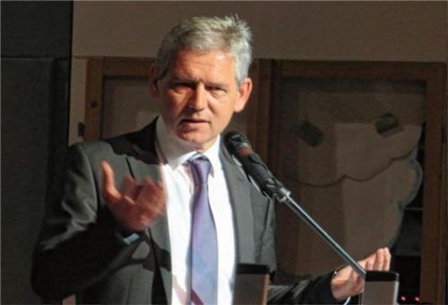 Werner Groß, Schulleiter an der Realschule in Waldkraiburg, mahnt zur Gelassenheit. Corona betreffe alle, Schüler wie auch Firmen.Foto Rath
