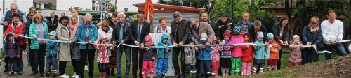 Der neue Spielplatz des Kinder-Tages-Zentrums KiTZ ist das Ergebnis einer großen Gemeinschaftsaktion. Und gemeinsam haben Kinder, Spender und Sponsoren bei der Einweihung auch das Eröffnungsband durchschnitten. Fotos  Leder