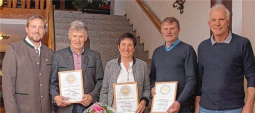 Der scheidende SC-Vorsitzende Julian Richter (links) und sein Nachfolger Andi Weiß (rechts) überreichten bei der Hauptversammlung im Gasthof Hochries die Ehrenurkunden für die Ehrenmitgliedschaft an Engelbert und Heidi Kornprobst sowie an Wolfgang Auer (von links).Foto Rehberg