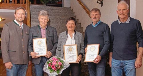 Der scheidende Vorsitzende des SC Frasdorf Julian Richter (links) und sein Nachfolger Andi Weiß (rechts) überreichten bei der Hauptversammlung im Gasthof Hochries die Ehrenurkunden für die Ehrenmitgliedschaft an Engelbert und Heidi Kornprobst sowie an Wolfgang Auer (von links).Foto Rehberg