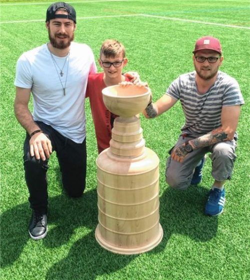 Der Stanley-Cup aus Holz: Rechts Daniel Rombach mit seinem Sohn und NHL-Keeper Philipp Grubauer.