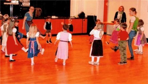 Der Tanz der Kinder begeisterte die Mütter. Foto Mateka