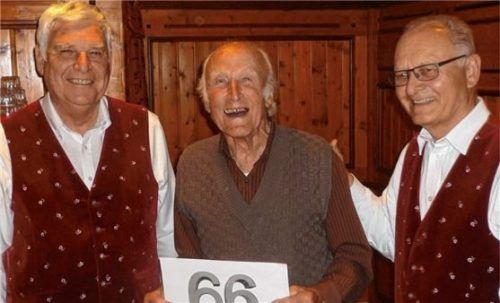 Der Vorsitzende Werner Weyerer (links) und Chorleiter Hans Weber (rechts) ehren Ludwig Mieslinger für 66 Jahre aktive Mitgliedschaft im Chor. Foto re