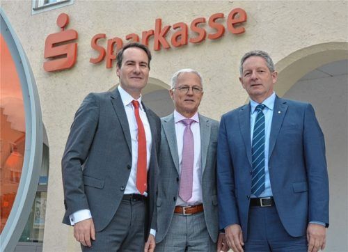 Der Vorstand der Sparkasse Altötting-Mühldorf: Markus Putz, neuer Vorsitzender, sein Stellvertreter Karl Straßer und Bernd Renschler, Vorstandsmitglied (von links). Foto sennhenn
