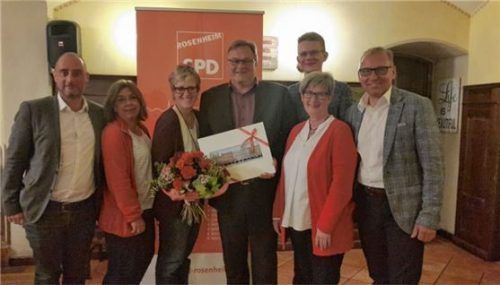 Der Vorstand des SPD-Unterbezirks: Thomas Frank, Susanne Kieslinger, Elisabeth Jordan, Hans Fingernagel, Susanne Zellner, Chris Lehmann, Robert Metzger (von links).Foto re