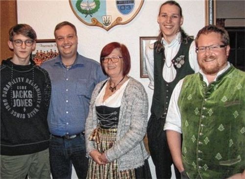 Der Vorstand (von links): Dominik Hartmann (Jugendleiter), Dominik Nietmann (Kassier), Gabi Hempel (Vorsitzende), Stefan Waldschütz (Zweiter Vorsitzender) und Schriftführer Franz Sigl. Fotos Sigl