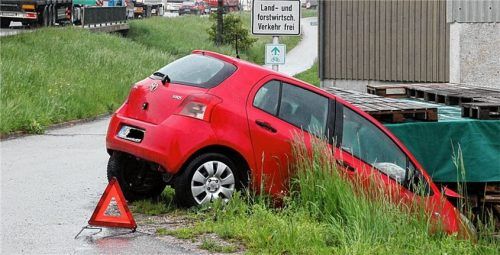 Die 20-jährige Autolenkerin, die in diesem Toyota saß, wurde bei einem Auffahrunfall am Dienstag bei Furth auf der B12 leicht verletzt.Fotos Barth