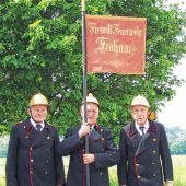 Mit der Handpumpe gegen das Feuer