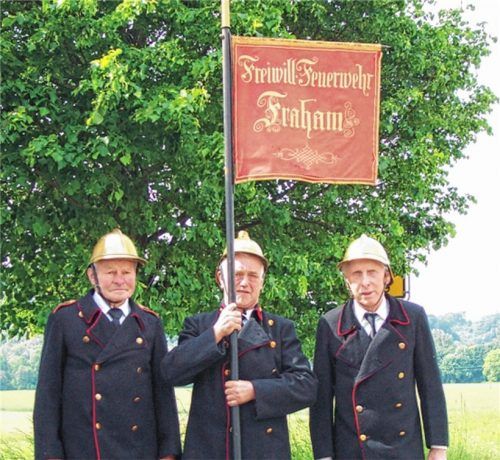 Die „alte Garde“ in historischen Uniformen ist 2004 beim 125-jährigen Feuerwehr-Gründungsfest noch mit der alten Standarte mitmarschiert: Sepp Manstetter senior (von rechts) mit den inzwischen verstorbenen Kameraden Ludwig Huber und Jakob Roß.