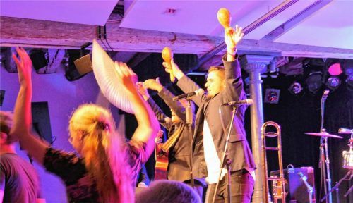 Die Arme hoch, tanzen feiern, jubeln: Das Konzert der Formation Conexion Cubana war wie eine Nacht in einer kubanischen Tanzbar.