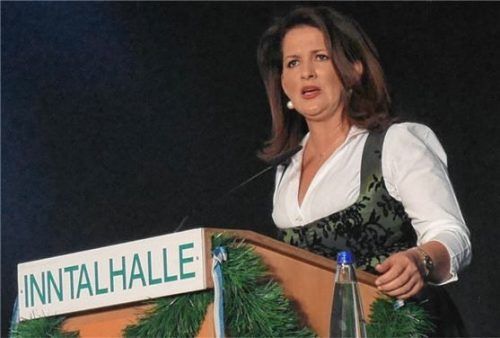 Die bayerische Landwirtschaftsministerin Michaela Kaniber spricht in der voll besetzten Rosenheimer Inntalhalle rund viereinhalb Stunden mit Bauern und Verbändevertretern. Foto Kirchner