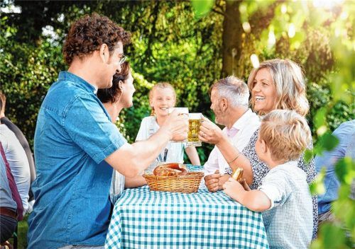 Die Biergartensaison steht bevor, und es könnte sein, dass auf den Tischen auch bald gratis Trinkwasser steht. Zumindest, wenn es nach der EU geht. Wirte befürchten dadurch Umsatzeinbußen – Getränke machen einen Großteil der Einnahmen aus. Foto obs, Pfizer