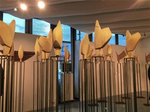 Die Bruckmühlerin Octavia Hanel nutzt Holz für ihre Kunst. Die Skulpturen „Vokalisen“ sind unter anderem in der Galerie des Aiblinger Kunstvereins zu sehen.Foto Boeswetter